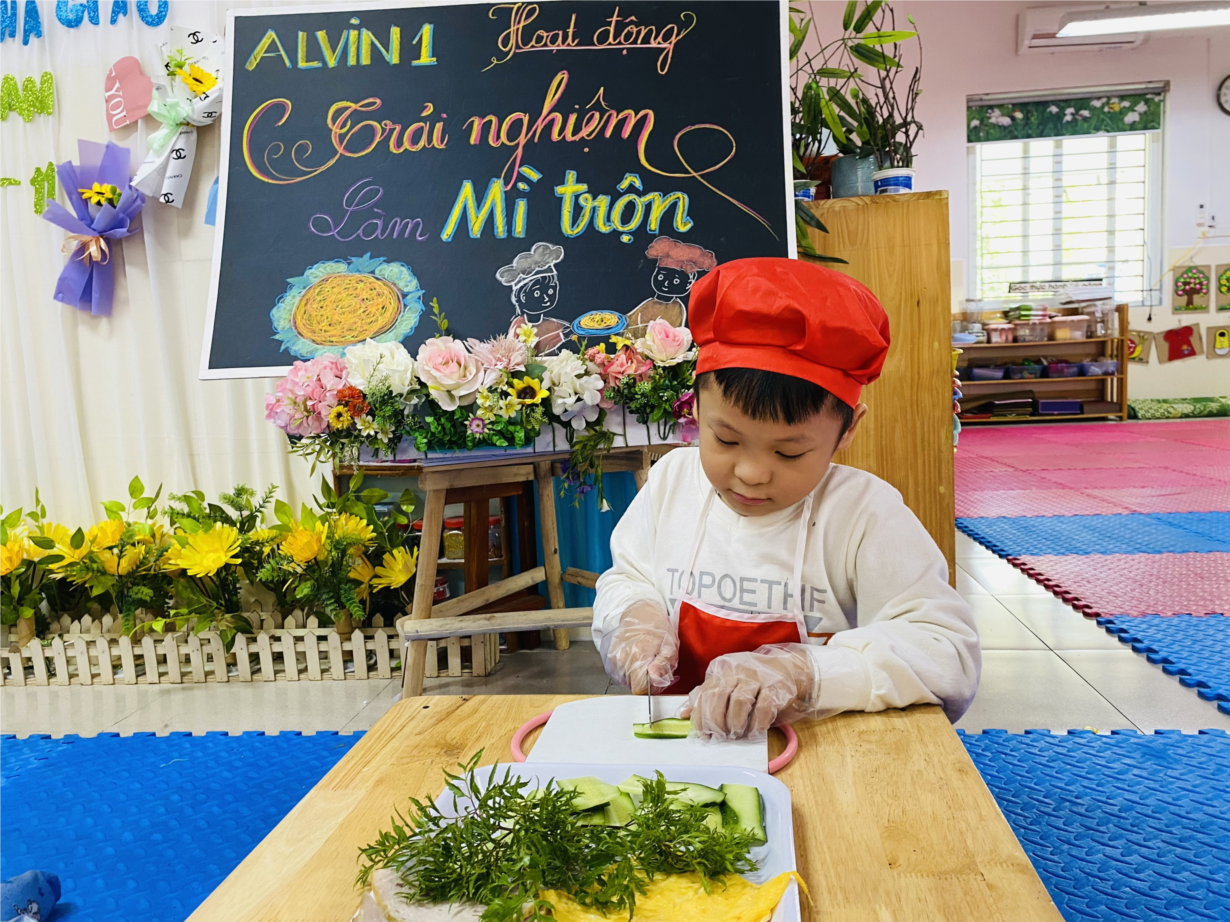 Trải nghiệm món mì trộn cùng các bé Alvin1 nhé!